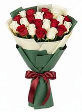 Букет Микс из красных и белых роз в Малиновский