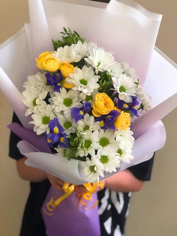 Букет цветов из: Ирисы, Хризантемы и Розы в Малиновский