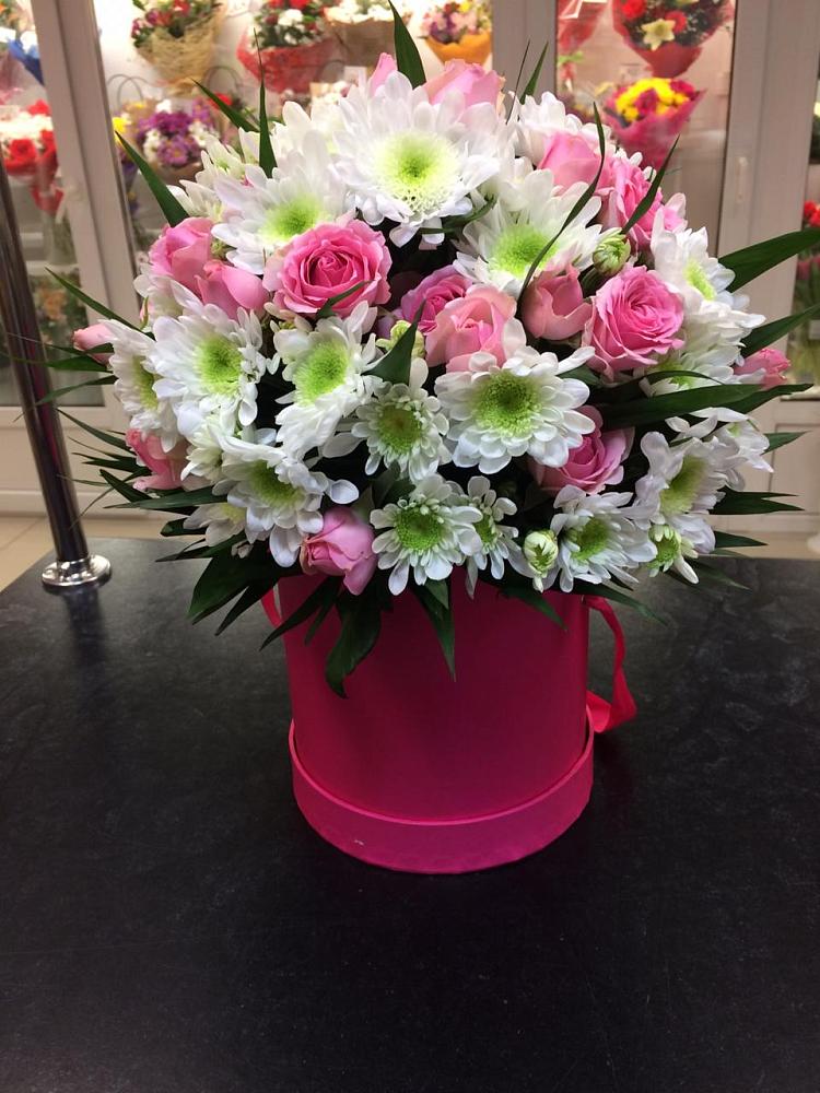 Цветочная композиция из Розы и Хризантемы в шляпной коробке в Малиновский