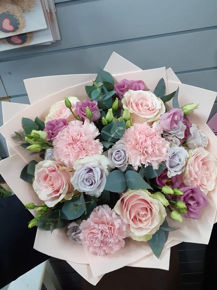 Букет цветов из: Розы, Гвоздики и Лизиантусы в Малиновский