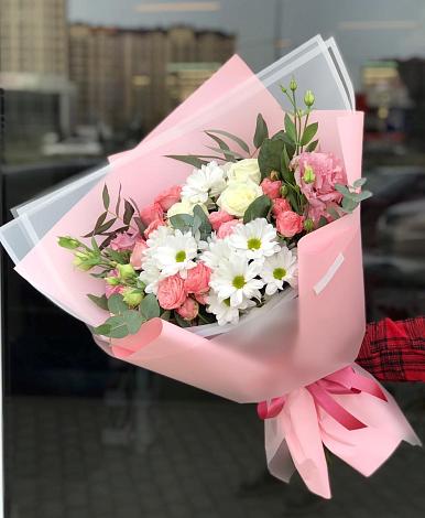 Букет цветов из: Розы, Лизиантусы и Хризантемы в Малиновский