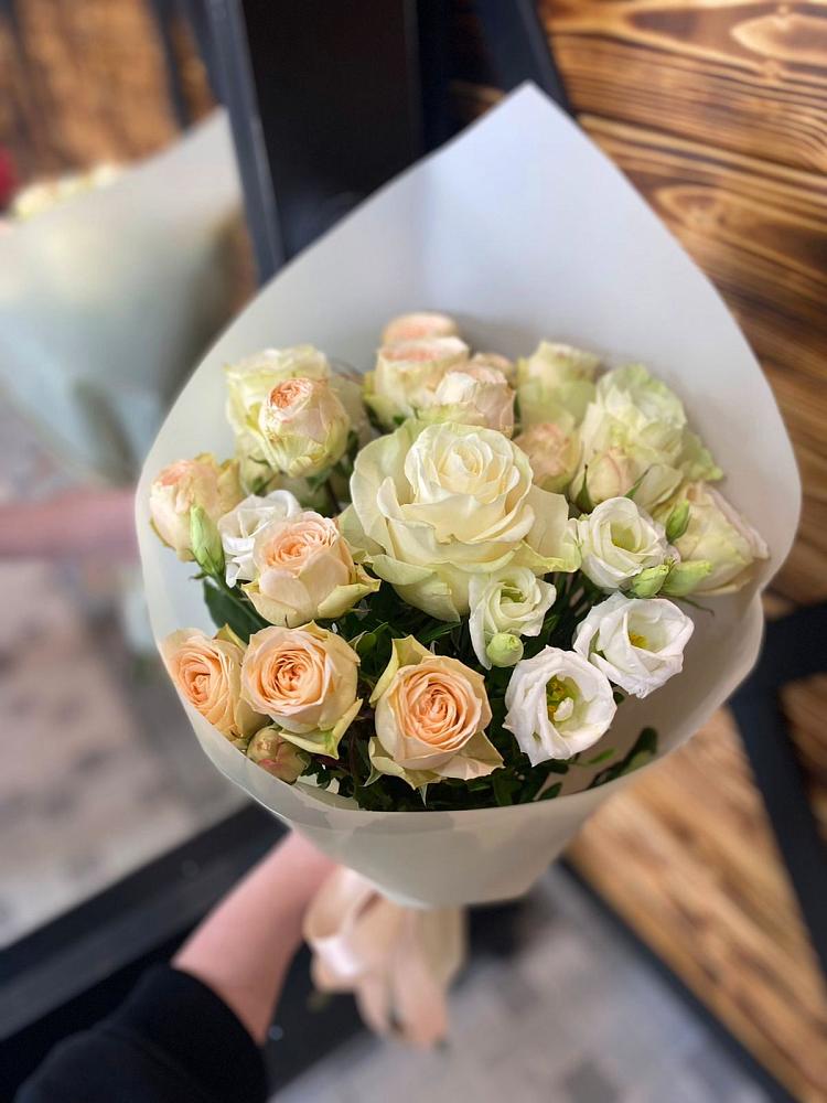 Букет цветов из: Розы и Лизиантусы в Малиновский